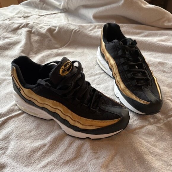 Nike Air Max 95 GS OG ‘Black Metallic Gold’ 905348-032 Youth Sz 7Y Women Sz 8.5 - Picture 1 of 11